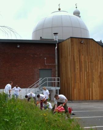 HOPE 2010 Balsall Heath working outside Mosque - Photo Stephen Worthington